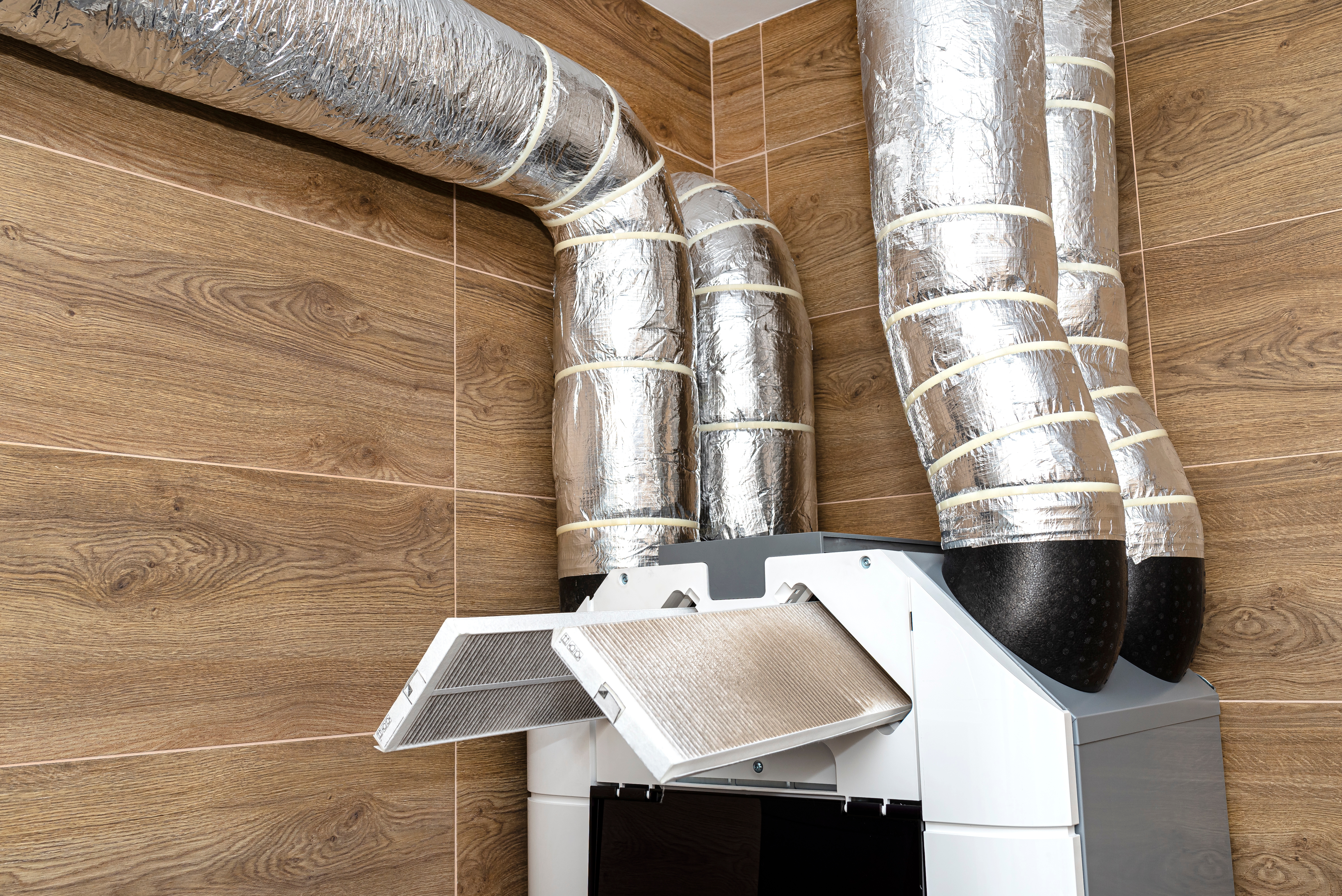 Centrale unit van mechanisch ventilatiesysteem met WTW opgehangen aan plafond